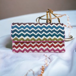 Vente en gros de sacs de soirée bohèmes de grande capacité personnalisés pour femmes, fabriqués à la main, avec chaînes à broder multicolores et motifs en zigzag - Product Image 1