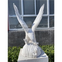 Sculpture d'aigle en marbre blanc, produit de décoration de jardin moderne pour extérieur, maison, jardin, parc urbain, sculpture animale naturelle en pierre.