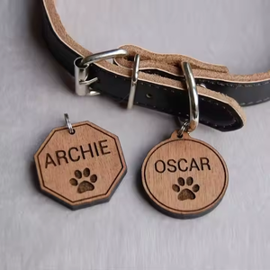 Etiquetas de identificación de mascotas de madera en forma de hueso ecológicas Etiquetas de collar grabadas personalizadas por Vietnam Craft - Product Image 1