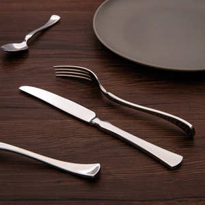 Ensemble de couverts classiques en argent poli, fabriqué en acier inoxydable de haute qualité, offrant des bords lisses et un style de table élégant - Product Image 3