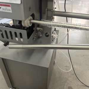 Nouvelle machine à clipser les saucisses automatique en acier inoxydable 304 de qualité supérieure avec une capacité de 120 fois/<span class=keywords><strong>minute</strong></span> pour les usines de transformation de viande - Product Image 3