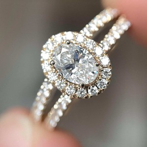 Este anillo de compromiso con diamante cultivado en laboratorio de corte ovalado y doble banda en oro amarillo macizo de 14k es una pieza de joyería fina lujosa y atemporal. - Product Image 1