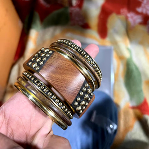 Venta al por mayor de diseño de lujo superventas señora brazalete de madera conjunto de 7 de calidad superior mejor acabado de madera latón brazalete Conjunto personalizado - Product Image 1