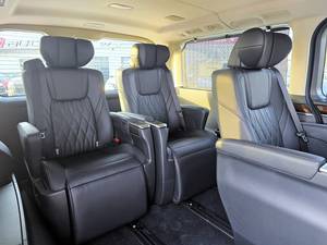 Toyota GRANVIA Premium 2.8L Turbo Usato 2025 - Furgone AWD con Interni Chiari, Sedili in Pelle, Pneumatici R19, Diesel | Pronto per l'esportazione - Product Image 4