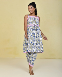 Robe en coton à fleurs vintage gracieuse avec tissu léger et silhouette de balançoire dos nu décontractée d'Inde - Product Image 5