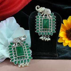 Pendientes de elefante de metal Premium con piedras de moissanita Moissanita brillante Metal de alta calidad único elegante y llamativo - Product Image 3