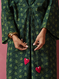 Caftán floral verde de tamaño libre con cuello en V Cinturón de amarre divertido Borlas de corazón hechas a mano-Easy Breezy Modest & Cute Style - Product Image 3