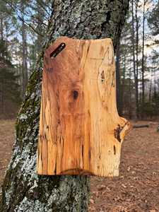 Planche à charcuterie en érable à bord vif 19 x 12 pouces, planche à découper et à servir en bois massif faite à la main avec un motif de grain naturel - Product Image 3