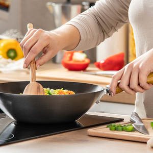 Padella per Wok in acciaio commerciale con manico in legno 26cm di diametro in stile cinese Design a nido d'ape per cucina a induzione a Gas coperchio in vetro - Product Image 3