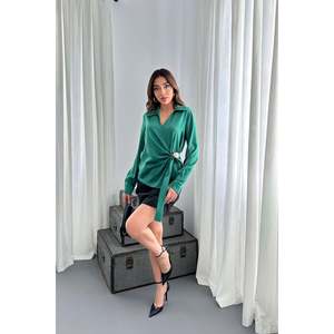 Blusa de Satén con Detalle de Botones Verdes - Verde - Product Image 3