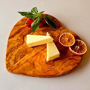 Planche à découper/à servir en bois d'olivier personnalisée, artisanale, en forme de cœur, pour charcuterie, fromage, légère et solide - Product Image 1