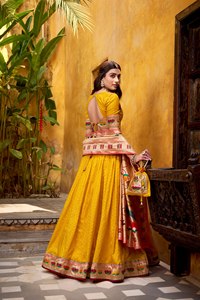 Lehenga en soie jacquard Paithani Royal Heavy avec bordure Zari et pochette assortie - Product Image 2