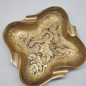 Cendrier moderne en laiton pour les intérieurs minimalistes de maison présentant un design rond simple avec une élégante finition dorée - Product Image 1