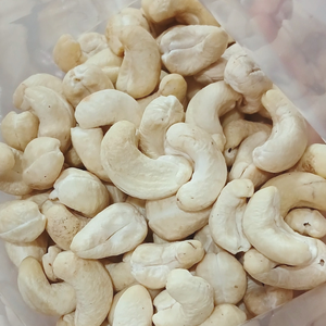 Noix de Cajou SANTIGO Livraison Gratuite Noix de Cajou Toutes Tailles Exportées vers le Moyen-Orient Noyaux de Noix de Cajou Brutes - Product Image 1