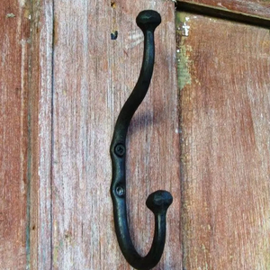 Grand crochet mural en fonte pour les maisons de ferme rustiques avec une résistance durable et un design antique vintage élégant - Product Image 1