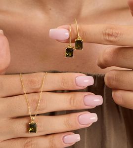 Boucles d'oreilles péridot taille émeraude en argent sterling 925 plaqué or 14 carats bijoux de naissance d'août cadeau pour les femmes - Product Image 1