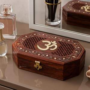 Boîte à bijoux en bois dur naturel sculptée à la main avec motifs floraux, design personnalisable pour une durabilité longue durée, pour bagues et bijoux - Product Image 1