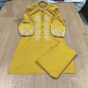 Ensemble kurta en coton tendance pour femmes de bureau, dans une belle couleur orange ou jaunâtre, avec broderie sur le devant ou les manches. - Product Image 5