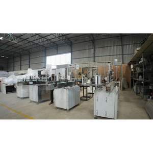 Máquina de llenado de agua potable empaquetada automática 2000 BPH Capacidad 500ml Volumen para embalaje de vidrio plástico PET 220V - Product Image 1