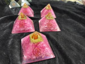 Pirámide de Orgón de Cuarzo Rosa Natural al por Mayor, Generador de Energía Curativa de Cristal para Meditación Reiki - Product Image 4