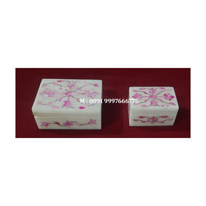 Boîte à bijoux rectangulaire en marbre blanc avec incrustations de fleurs faites à la main et de nacre rose, idéale pour Thanksgiving - Product Image 1