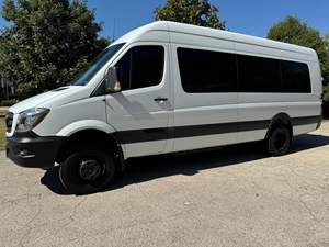 รถเมอร์เซเดส-เบนซ์ สปรินเตอร์ 3500XD ปี 2018 สีขาว ขับเคลื่อน 4 ล้อ เครื่องยนต์เทอร์โบดีเซล V6  ดัดแปลงเป็นรถรับส่งผู้พิการ พร้อมลิฟท์สำหรับรถเข็นคนพิการ  แบบมอเตอร์โฮม - Product Image 4