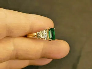 แหวนหมั้นเพชรโมอิสซาไนต์ทรงเหลี่ยมมรกต 2 กะรัต สีเขียว เงินแท้ 925 สไตล์วินเทจ แบบฝังหนามเตย - Product Image 3