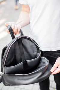 Mochila de cuero impermeable de gran capacidad para ordenador portátil con bolsillos para botellas de agua, compartimento con cremallera para viajes al aire libre y negocios - Product Image 5