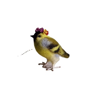Handgemaakte Milieuvriendelijke Vilten Wollen Vogels Ambachtelijk Vervaardigde Aviaire Sculpturen Voor Unieke Huisdecoratie Doordacht Knuffelspeelgoed - Product Image 1