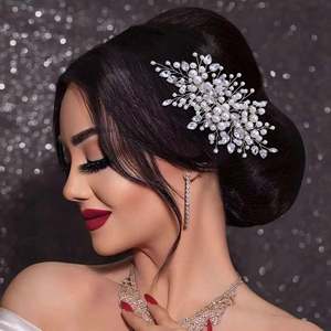 Peigne à cheveux Bridella BHP42 en argent avec strass et perles, ajustement confortable et sécurisé pour les mariages, les bals et les événements formels - Product Image 4