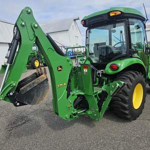 Tracteur agricole neuf John Deere 3039R 2024 avec cabine climatisée d'usine, rétrocaveuse modèle 375A et chargeur 320R, pour petite exploitation agricole, à vendre. - Product Image 3