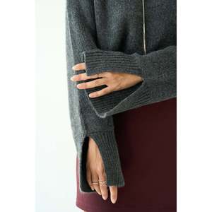 Pull en tricot anthracite avec manches fendues - Product Image 4