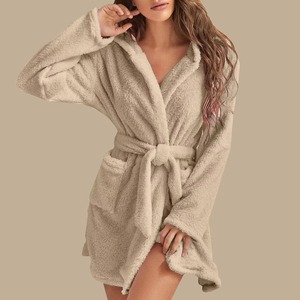 Venta al por mayor con batas de bolsillo para mujer suave polar con capucha franela cálido Mullido albornoz lindo sólido acogedor Spa pijamas ropa de dormir - Product Image 2