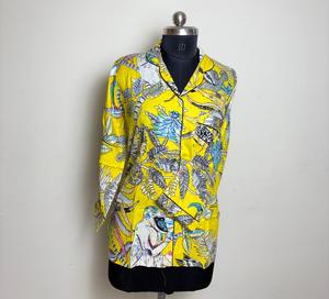 เสื้อเชิ้ตตัวยาวพิมพ์ลายเขตร้อนสีเหลืองสดใสลำลองติดกระดุมลงด้วยลวดลายป่า - Product Image 1