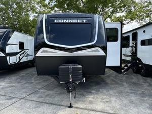 Remolque de viaje KZ Connect de 32 pies, remolque de viaje de lujo RV a la venta. Capacidad para 5 personas, deslizables dobles, cama King, chimenea, cocina al aire libre - Product Image 2