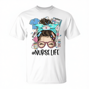 T-shirt Promozionale per la Settimana dell'Infermiera 2025 con Design a Coda di Cavallo Disordinata e Bandana con Occhiali Leopardati per Infermiere - Product Image 2