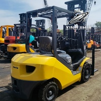 Chariot élévateur Komatsu FD30-17 d'occasion, Japon, 3 tonnes, moteur Komatsu 4D94LE, mât 3 sections, longueur fourche 1,22 m, 4x4, pneus pleins avec déplacement latéral