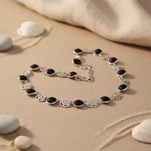 Collar de Plata 925 con Baño de Rodio Geométrico, Incrustaciones de Diamantes y Ónix Negro en Forma de Rosa para Mujer - Product Image 2