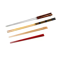 Ensemble de deux paires de baguettes en bois naturel réutilisables gravées classiques modernes personnalisées avec repos et étui en bambou pour cadeau de Noël