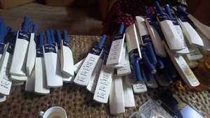 ไม้คริกเก็ตขนาดเล็ก ดีไซน์คลาสสิกทันสมัย น้ำหนักเบา ผลิตจากไม้ที่เป็นมิตรต่อสิ่งแวดล้อม ขนาด 15 นิ้ว พร้อมบริการปรับแต่งบรรจุภัณฑ์ - Product Image 6