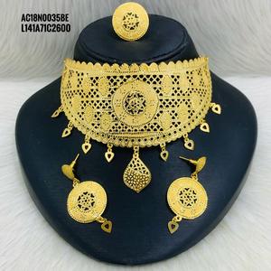 Collier ras du cou classique à chaîne en plaqué or avec bijoux en laiton au design floral pour fête et mariage - Product Image 1