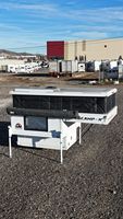 Cabine en fibre de verre pour expéditions, lit plat, 4x4, toit relevable, coque tout-terrain, auvent de benne courte, camping-car à glisser sur camionnette pour pick-up en Australie.