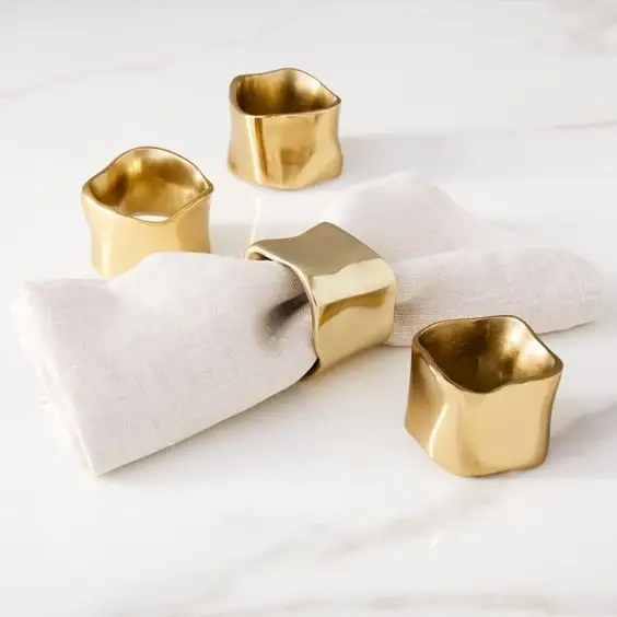 All'ingrosso forniture eleganti anello portatovaglioli in metallo placcato oro a buon mercato per accessori da cucina per matrimonio