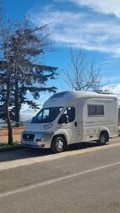 Caravane, camping-car, autocaravane pour les voyages, les aventures en plein air et les expéditions de camping. - Product Image 3