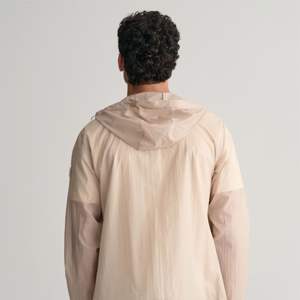 Chaqueta Cortavientos Ligera de Lona para Hombre de Alta Calidad, Cuello Alto, Logotipo Frontal, Elegante y Cómoda para Uso Casual y Actividades al Aire Libre - Product Image 4