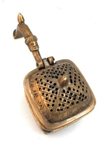 Brûleur d'encens élégant de style vintage en métal doré à long manche, parfait pour la décoration de la maison, la méditation et l'usage spirituel, en provenance d'Inde - Product Image 4