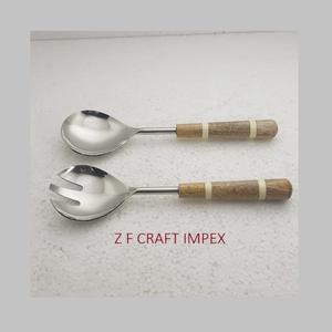 Cuillères de service à salade en acier inoxydable plaqué or avec poignée en résine incrustée de laiton bicolore Nouveaux outils de serveur à salade de conception tendance - Product Image 1