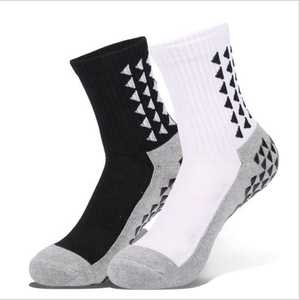 Chaussettes de sport de football personnalisées 12 couleurs Chaussettes de sport en coton antidérapantes Crew Football Grip Chaussettes antidérapantes avec serviette de fond Chaussettes de sport de couleur unie - Product Image 3