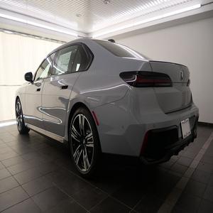 Alerte Offre Exceptionnelle! BMW Série 7 760i xDrive 4.4L V8 32V bi-turbo automatique AWD berline de luxe blanche, modèle 2024, état impeccable - Product Image 2