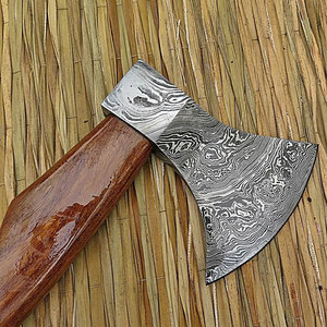 Hache à long manche en acier de Damas à tête large, acier à motif artisanal avec manche en bois classique pour le camping en plein air et l'aventure - Product Image 4